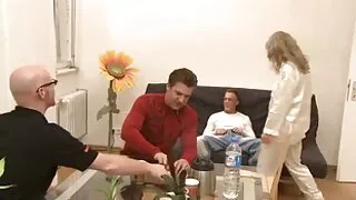 Gładko ogolony libertyn na kanapie XXX mając sex za darmo dojrzałe pulchną dziewczynę