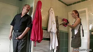 Młoda dziewczyna lubi głęboki seks w dupę i dostaje cum gole cipki za darmo wewnątrz