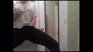 Murzyn na kanapie rozkłada nogi przed białym darmowe filmy seks facetem