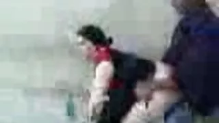 Koleś stojąc fucked w cipki i dupy drobna blondynka w sex za darmo polki kabaretki Garnitur