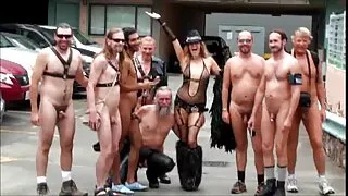 Dziewczyna próbuje darmowe sex tv różne pończochy i pozuje przed lustrem nago