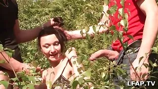 Chuda dziewczyna pozuje nago przed kamerą, jak darmowa sex tv ona pochyla się we wszystkich pozach