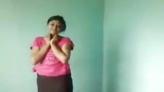 Chwytając swoją nagą dziewczynę za Cycki, mężczyzna filmy erotyczne mamuśki wkrótce wbił swojego fallusa w jej dziurę