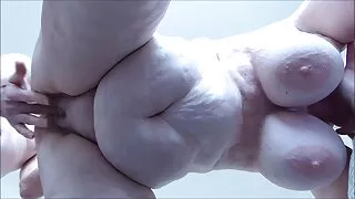 Długonoga modelka na castingu pokazuje umiejętności filmiki ostry sex w łóżku