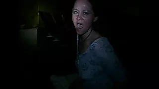 Młoda brunetka darmowy sex puszyste ssie kutasa faceta, liże jej cipkę, a potem brutalnie pieprzy