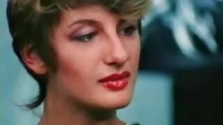 Piękna blondynka jęczy od Cooney i delikatnie pieprzy się ze swoim filmiki erotyczne grupowe chłopakiem