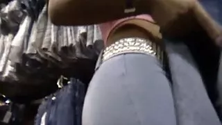 Rudowłosa dziewczyna pieprzy się na stole i szczęśliwie połyka seks film za darmo spermę